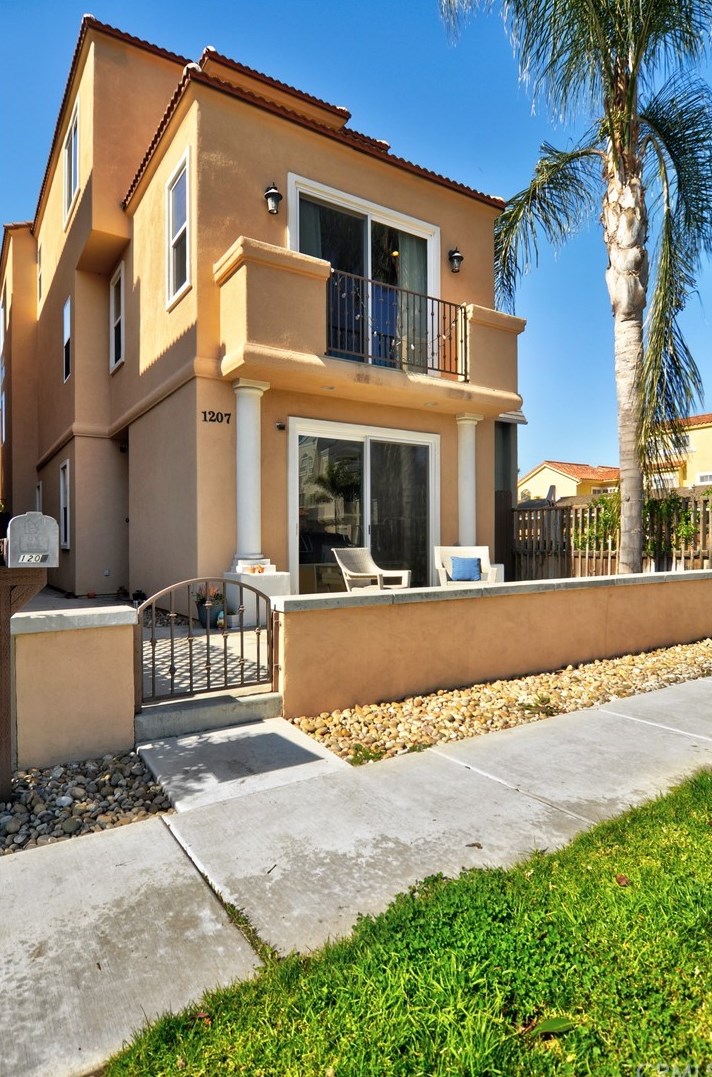 1207 Delaware St, Huntington Beach, CA 92648