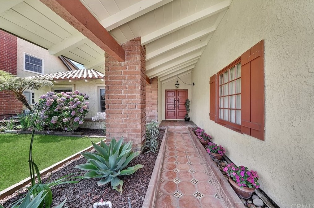 8402 Castilian Dr, Huntington Beach, CA 92646-6112