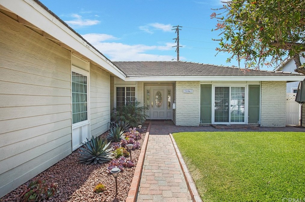21061 Shepherd Ln, Huntington Beach, CA 92646-7044