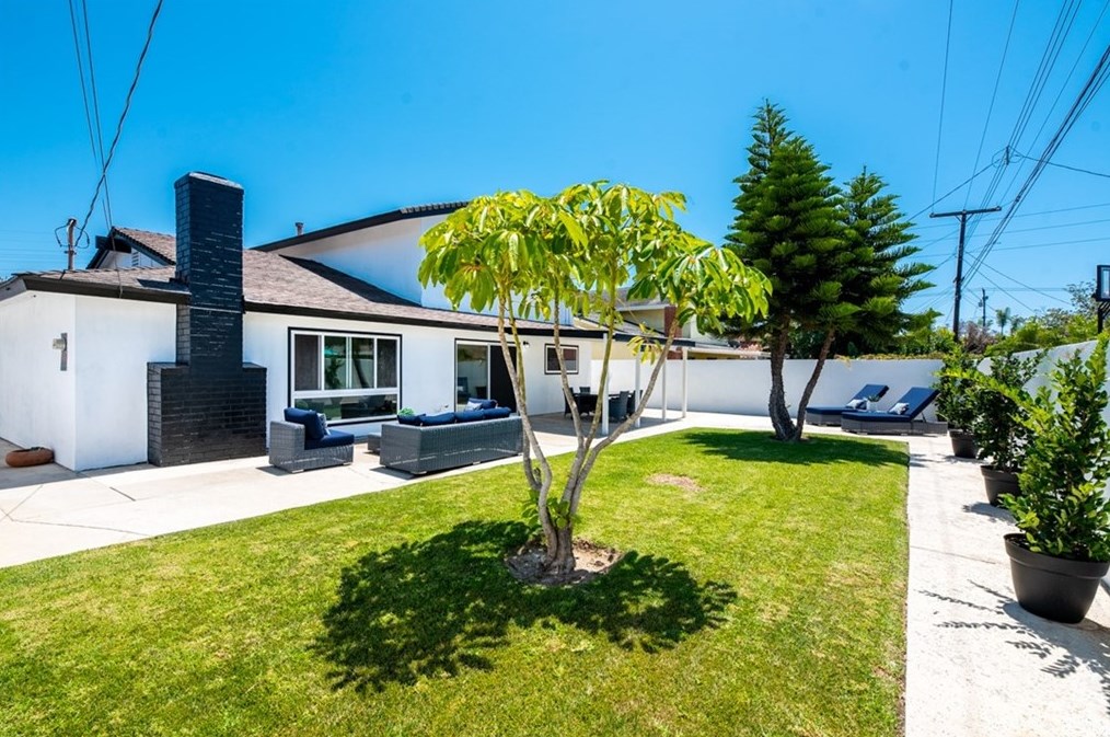 19931 Lexington Ln, Huntington Beach CA  92646-4323 exterior
