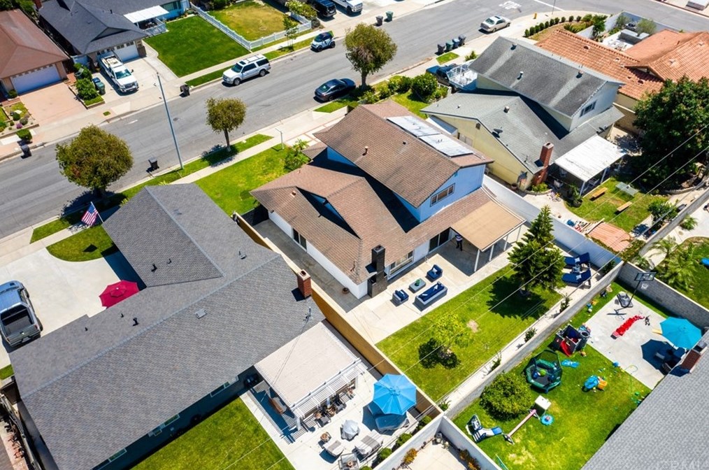 19931 Lexington Ln, Huntington Beach CA  92646-4323 exterior