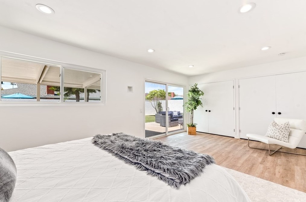 19931 Lexington Ln, Huntington Beach CA  92646-4323 exterior