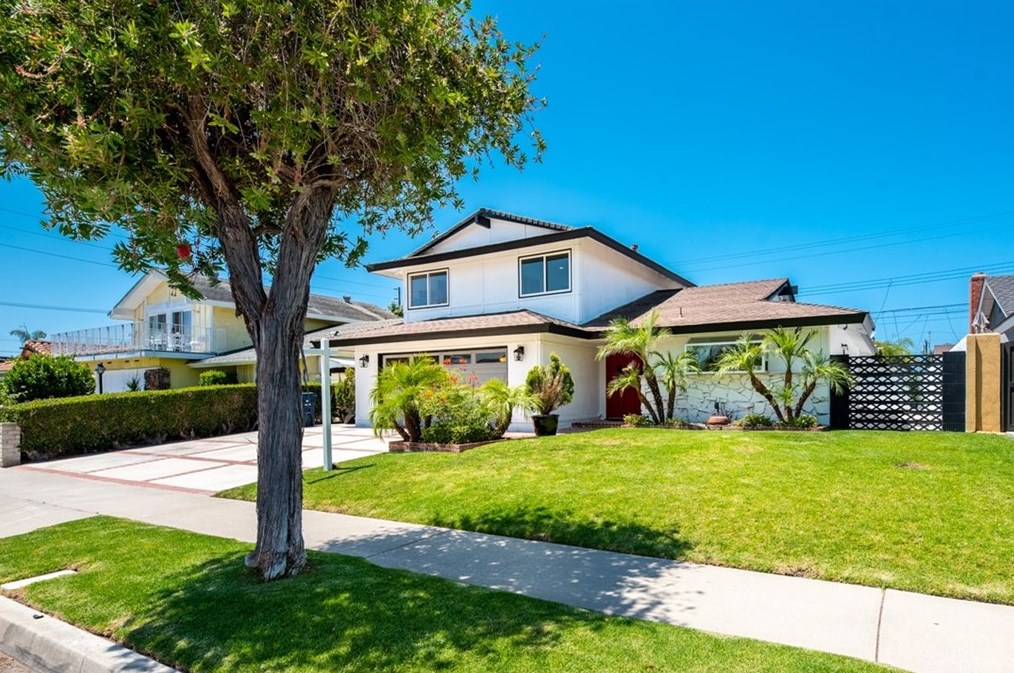 19931 Lexington Ln, Huntington Beach CA  92646-4323 exterior