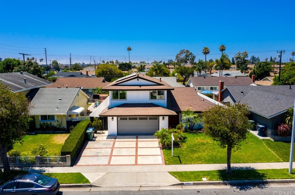 19931 Lexington Ln, Huntington Beach CA  92646-4323 exterior