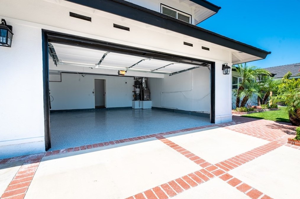 19931 Lexington Ln, Huntington Beach CA  92646-4323 exterior