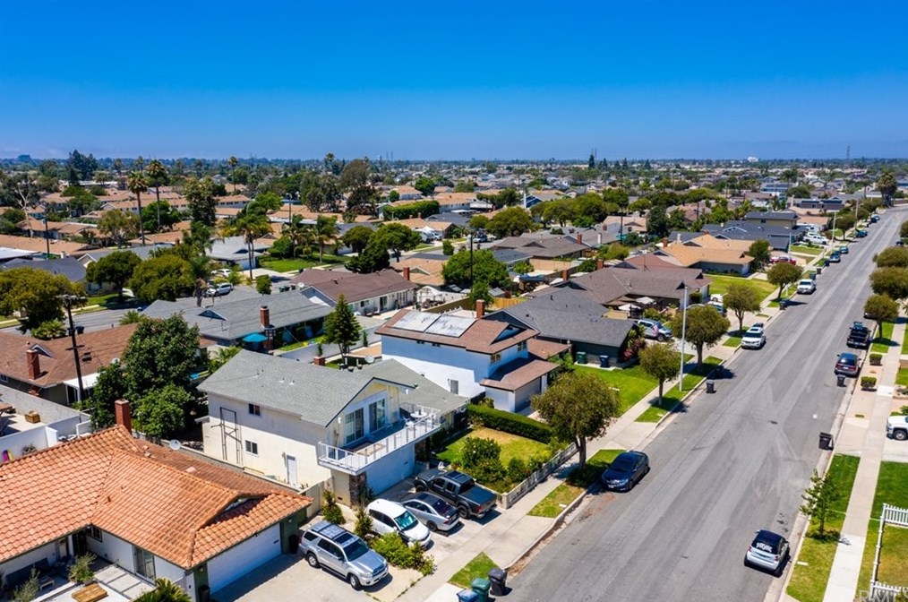 19931 Lexington Ln, Huntington Beach CA  92646-4323 exterior