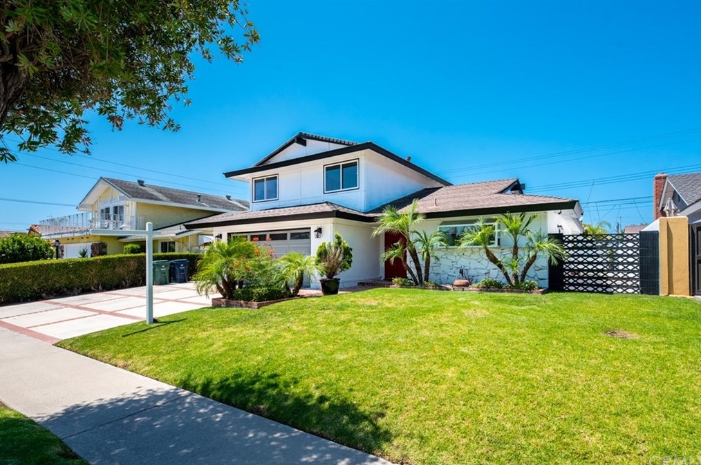 19931 Lexington Ln, Huntington Beach CA  92646-4323 exterior
