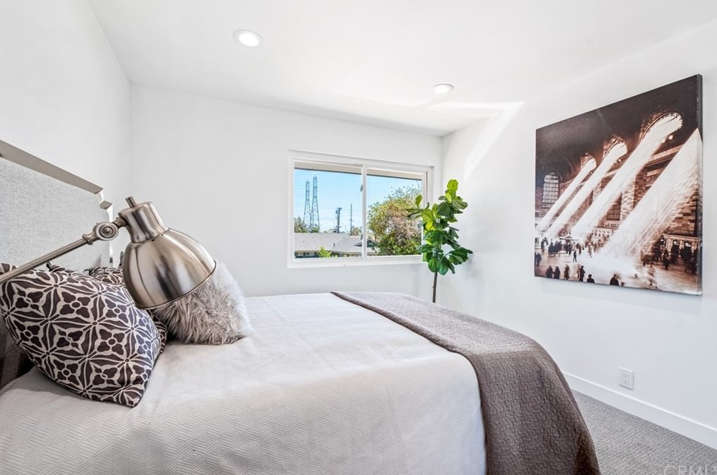 19931 Lexington Ln, Huntington Beach CA  92646-4323 exterior
