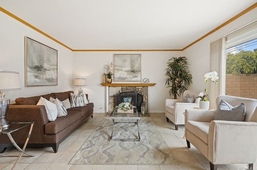 17752 Prescott Ln, Huntington Beach, CA 92647-6432