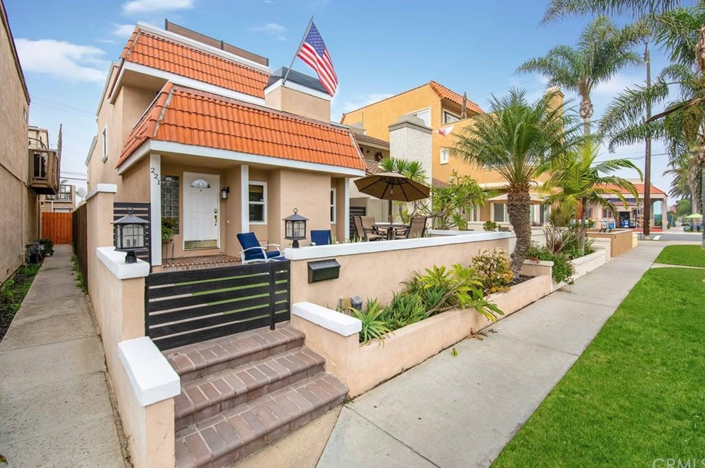 221 17th St, Huntington Beach, CA 92648-4418