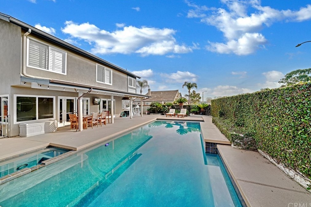8842 Fry Cir, Huntington Beach, CA 92646-7102
