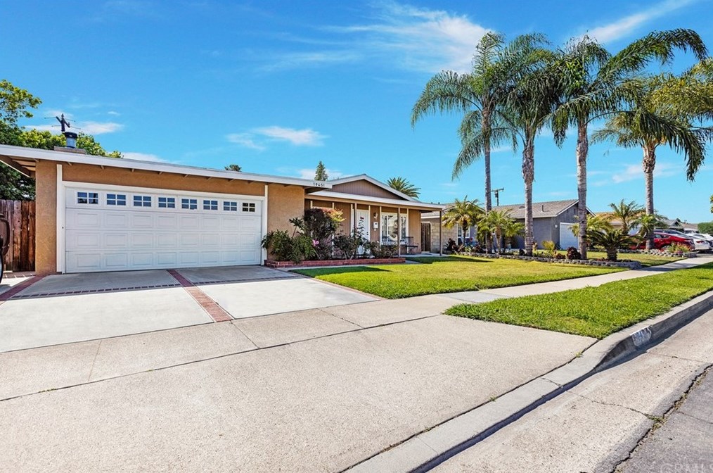 19451 Salmon Ln, Huntington Beach, CA 92646-2825