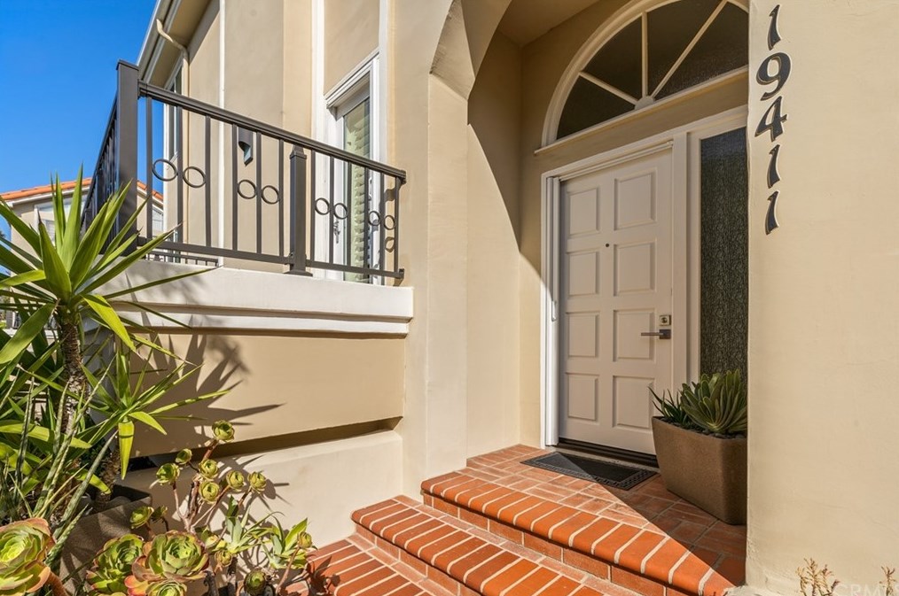 19411 Castlewood Cir, Huntington Beach, CA 92648-5534