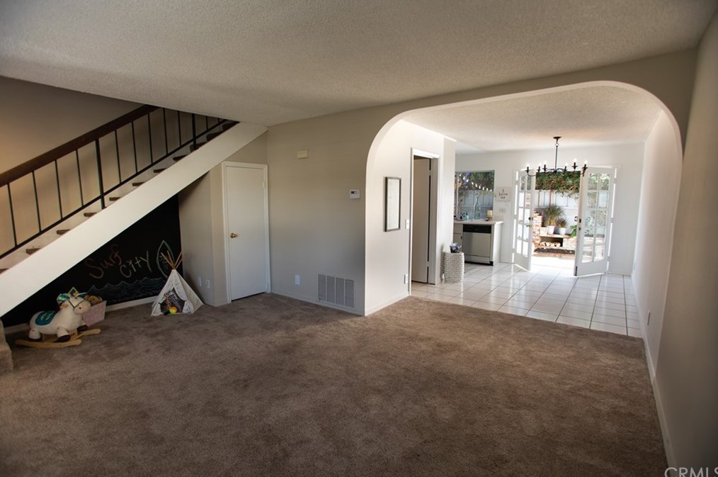 9678 Pettswood Dr, Huntington Beach, CA 92646-4119