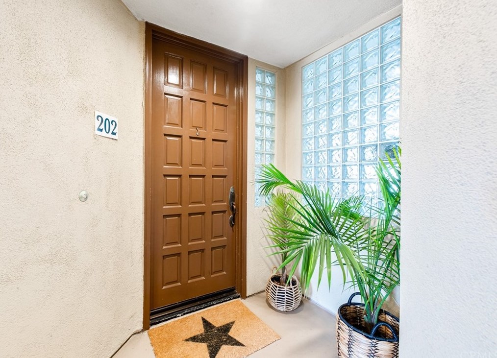 4167 Warner Ave #202, Huntington Beach, CA 92649