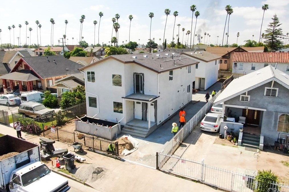 702 45th St, Los Angeles, CA 90011-3604