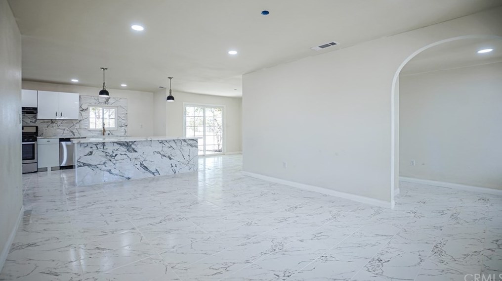 8687 9th Ave, Hesperia CA  92345-3962 exterior
