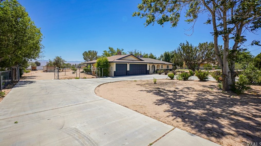 8687 9th Ave, Hesperia CA  92345-3962 exterior