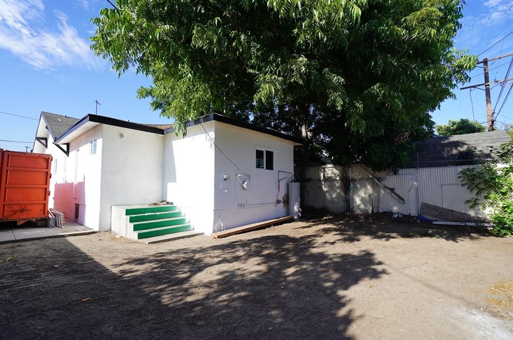 626 35th St, Los Angeles CA  90007-3411 exterior