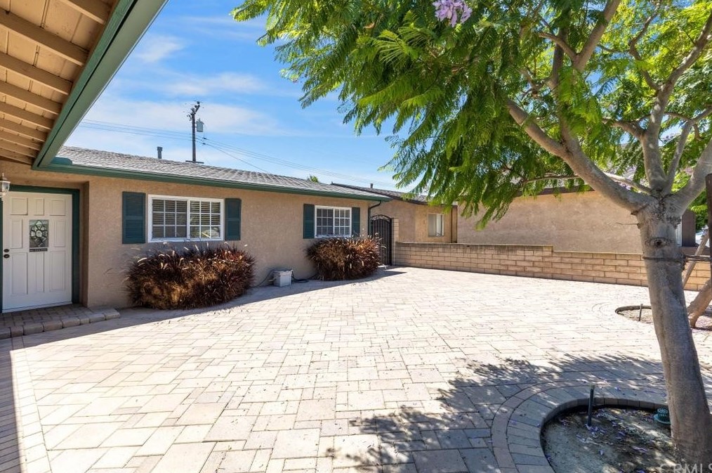 16852 Ross Ln, Huntington Beach, CA 92647-5021