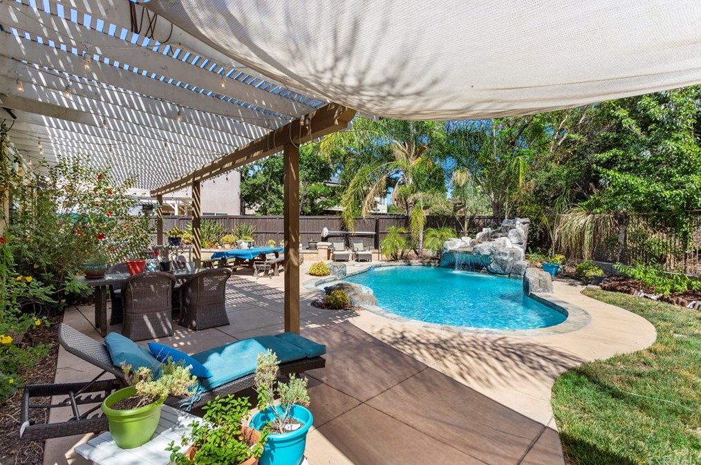 39528 Montebello Way, Murrieta CA  92563-7333 exterior