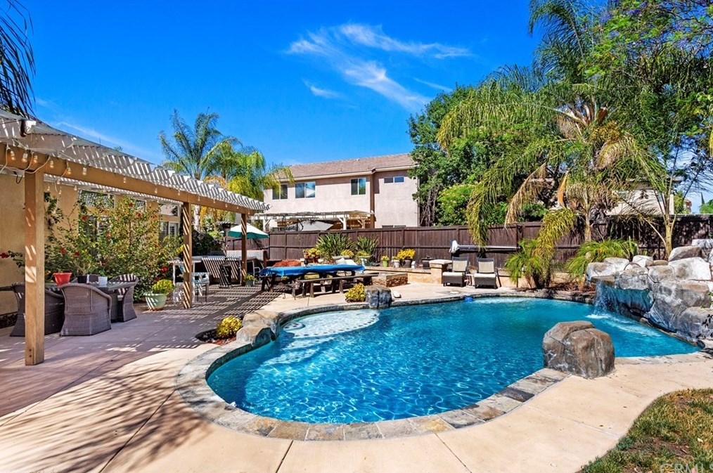 39528 Montebello Way, Murrieta CA  92563-7333 exterior