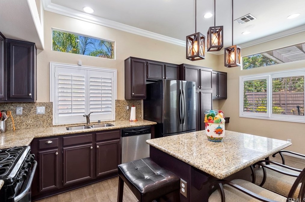 39528 Montebello Way, Murrieta CA  92563-7333 exterior