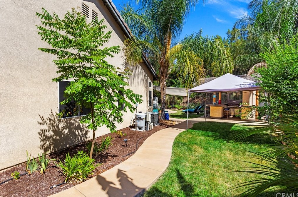39528 Montebello Way, Murrieta CA  92563-7333 exterior