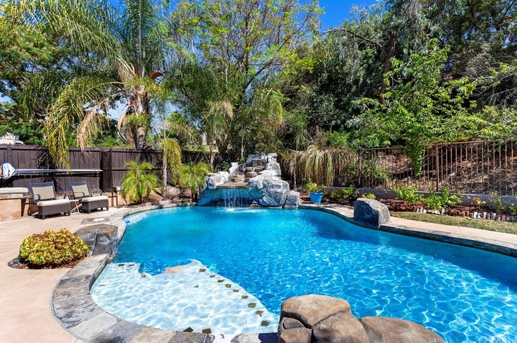 39528 Montebello Way, Murrieta CA  92563-7333 exterior