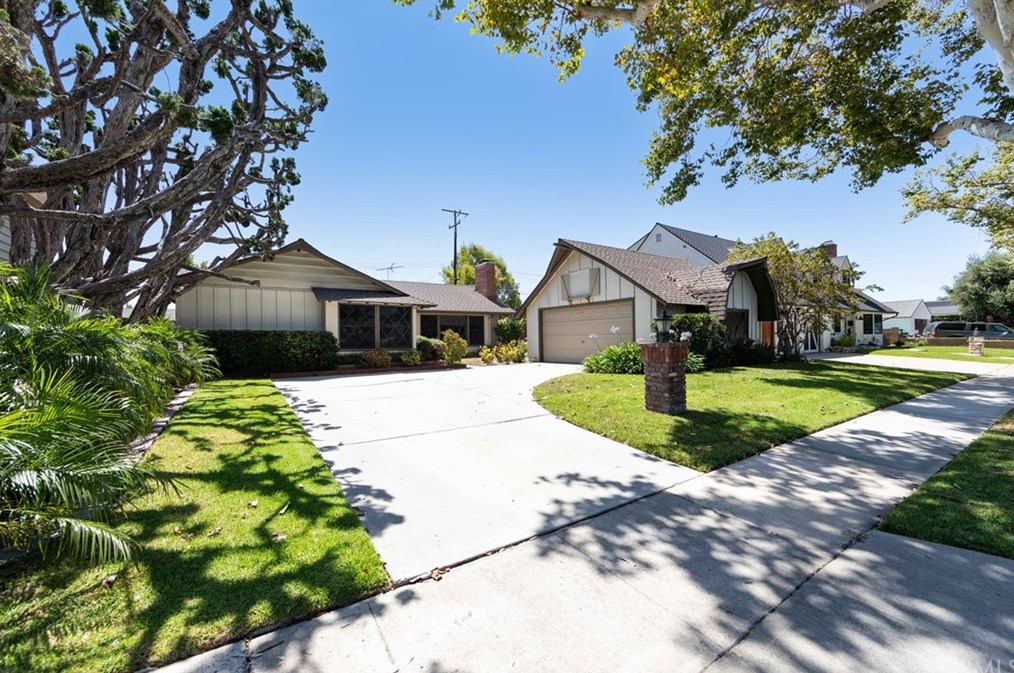 11652 Martha Ann Dr, Los Alamitos, CA 90720