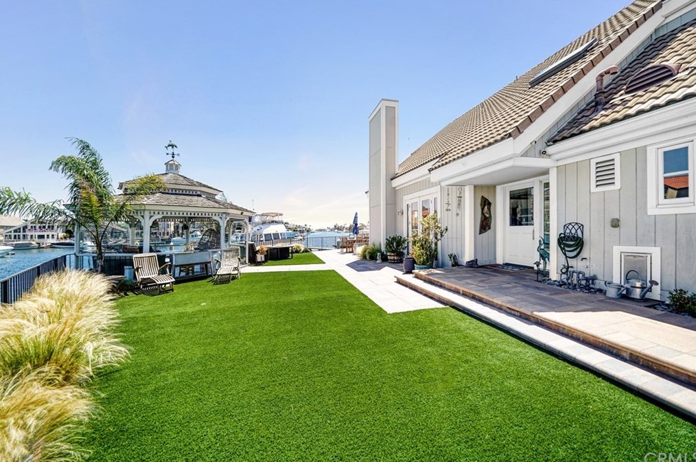 16102 Bonaire Cir, Huntington Beach CA  92649-2065 exterior
