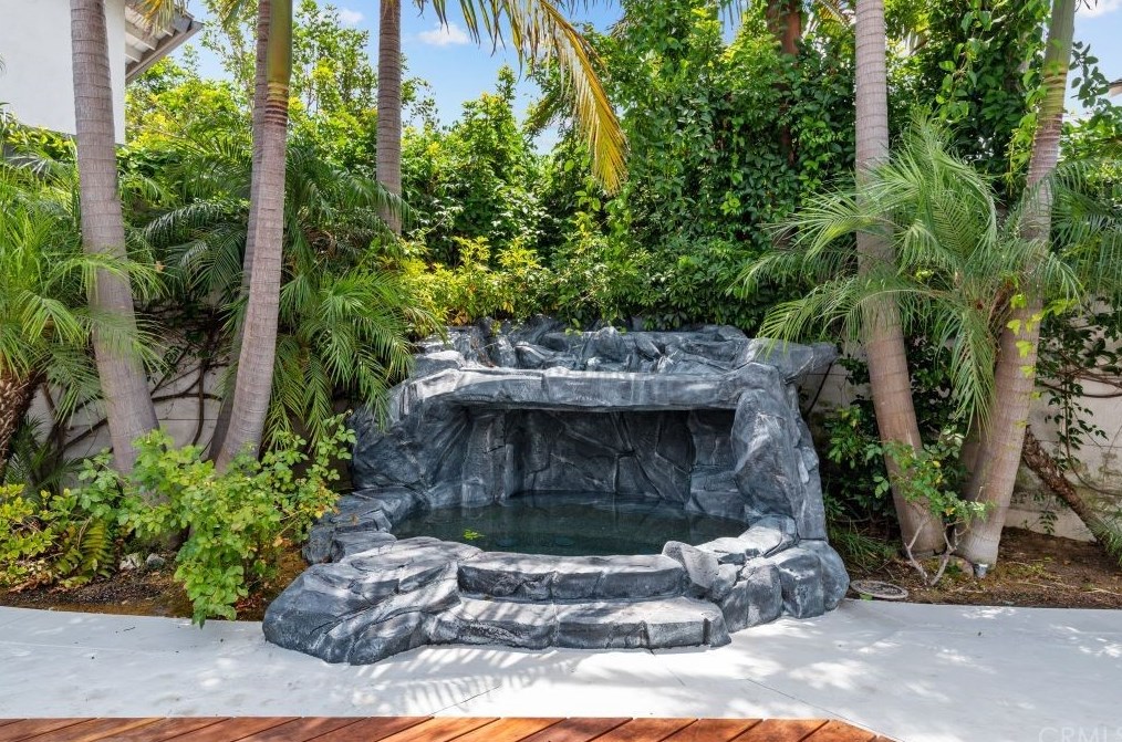 9002 Five Harbors Dr, Huntington Beach CA  92646-6303 exterior