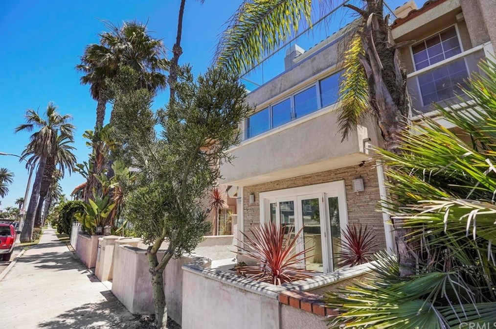 114 8th St, Huntington Beach, CA 92648-5018