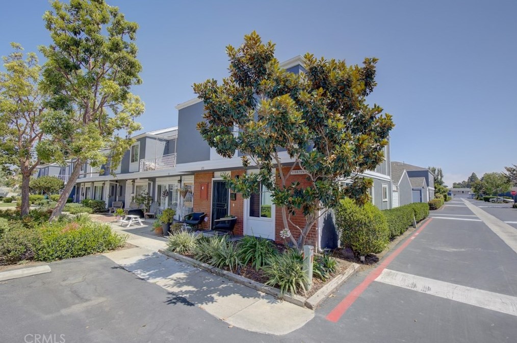 120 Yorktown Ln, Costa Mesa, CA 92626-6549