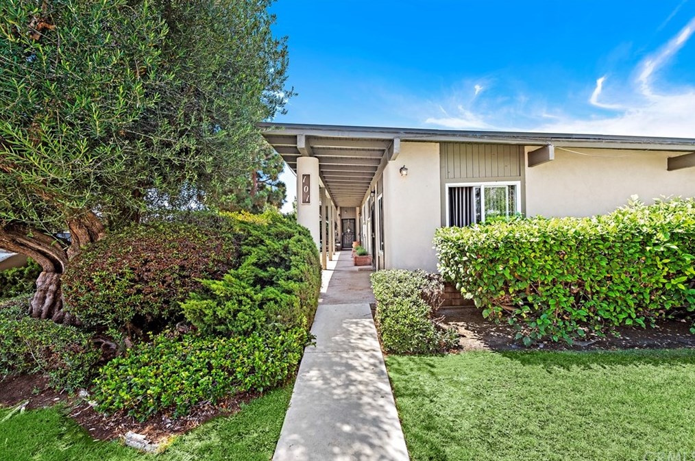 101 Clearbrook Ln, Costa Mesa, CA 92626-8516