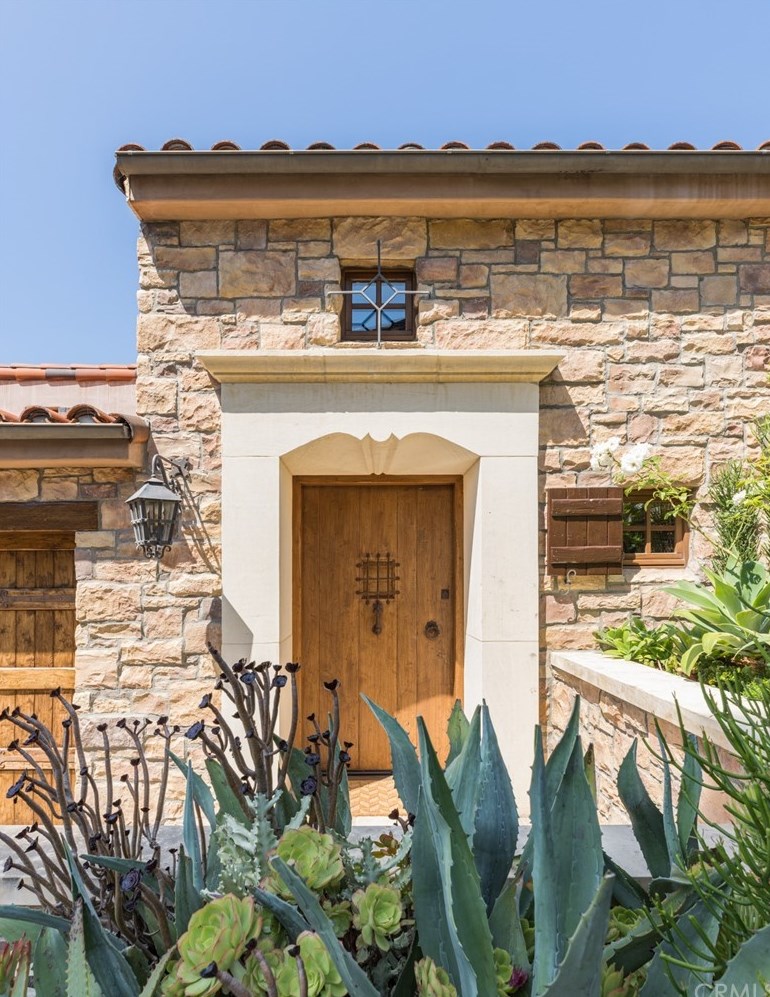 494 Hilledge Dr, Laguna Beach, CA 92651-1917
