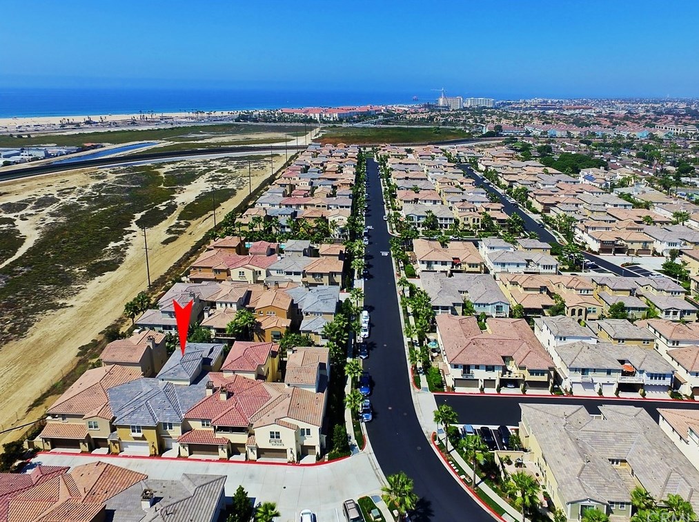 8394 Noelle Dr, Huntington Beach CA  92646-6926 exterior