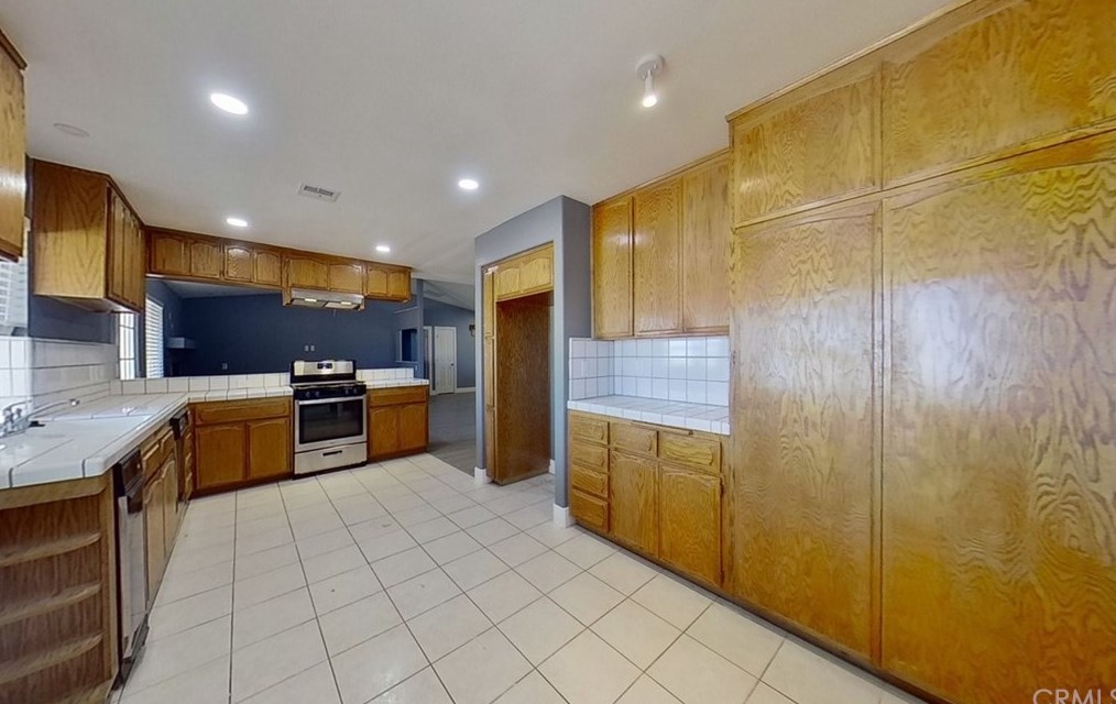 14184 Wells Fargo St, Hesperia CA  92344-8158 exterior
