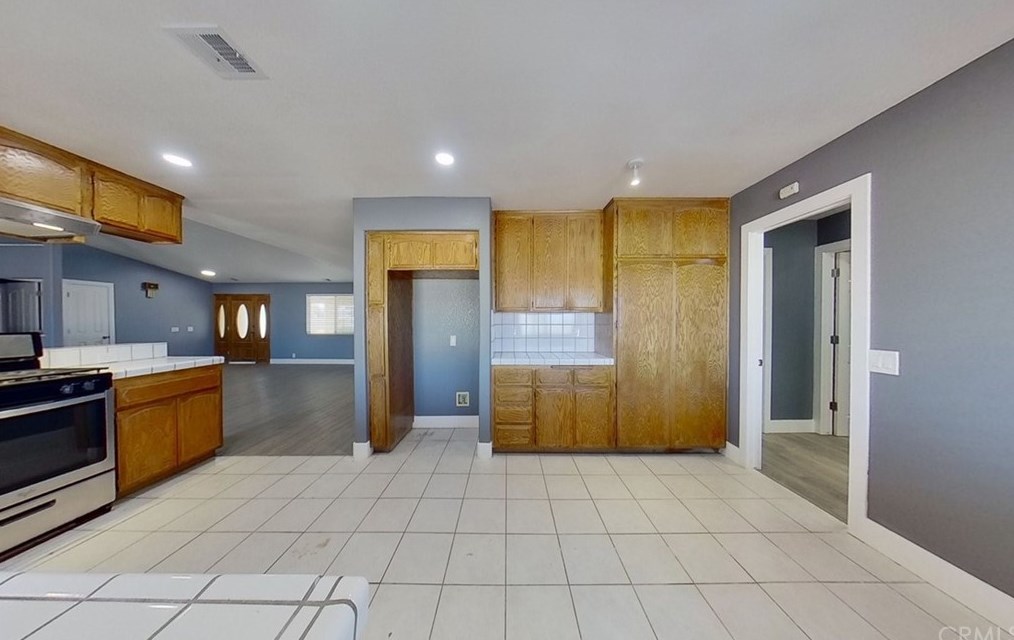 14184 Wells Fargo St, Hesperia CA  92344-8158 exterior