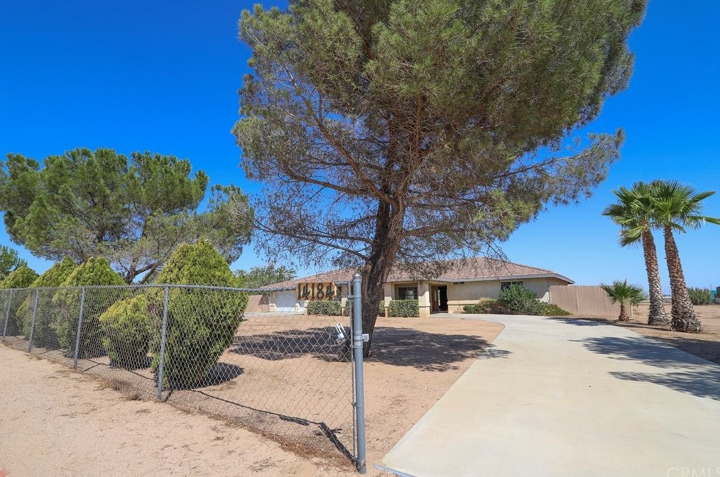 14184 Wells Fargo St, Hesperia CA  92344-8158 exterior