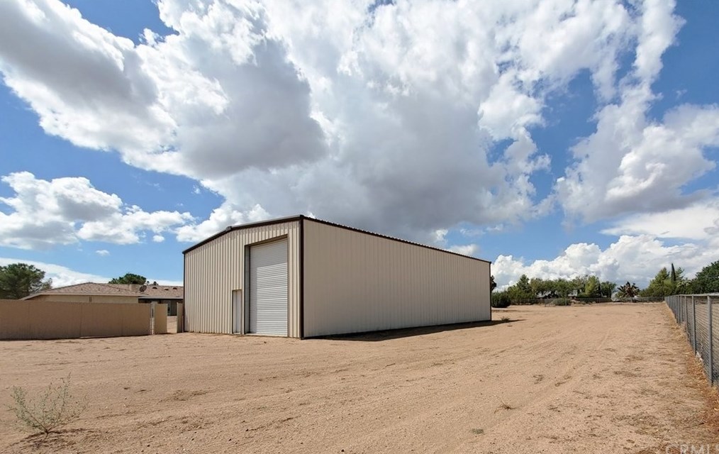 14184 Wells Fargo St, Hesperia CA  92344-8158 exterior