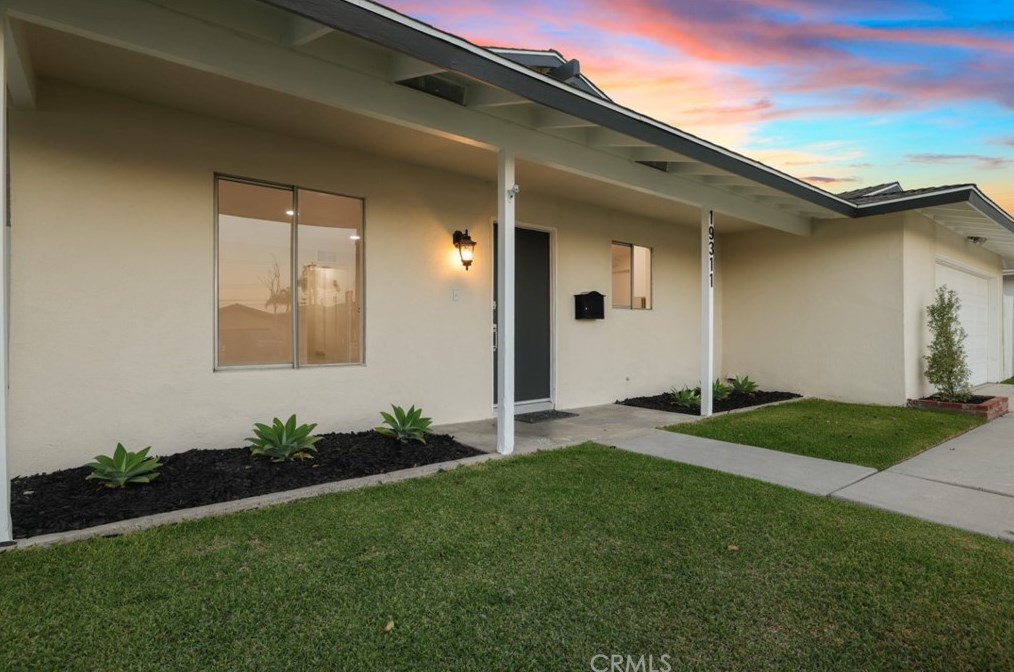 19311 Waterbury Ln, Huntington Beach, CA 92646-2736