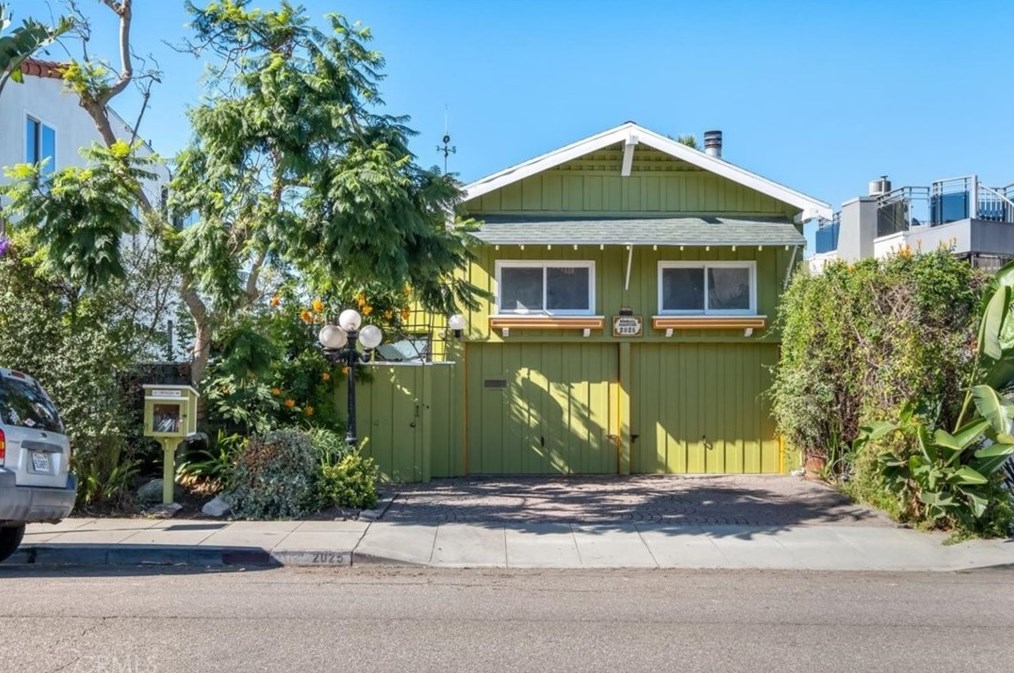 2025 Manhattan Ave, Hermosa Beach, CA 90254-2863