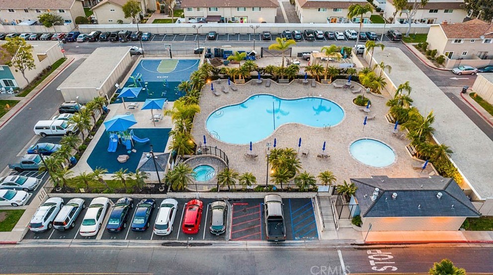 9864 Continental Dr, Huntington Beach CA  92646-4241 exterior