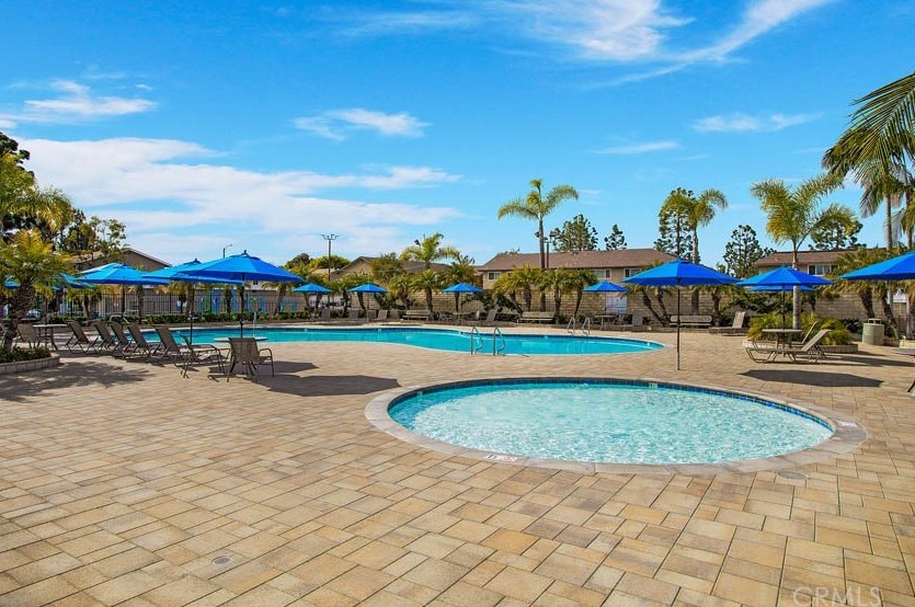 9864 Continental Dr, Huntington Beach CA  92646-4241 exterior