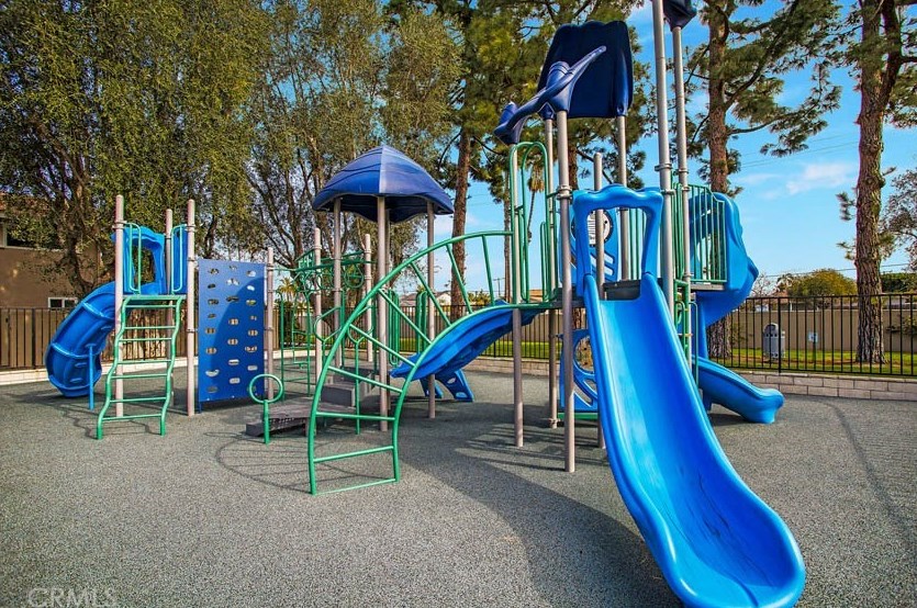 9864 Continental Dr, Huntington Beach CA  92646-4241 exterior