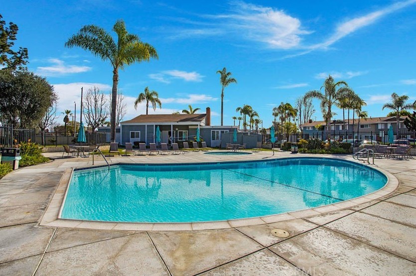 9864 Continental Dr, Huntington Beach CA  92646-4241 exterior