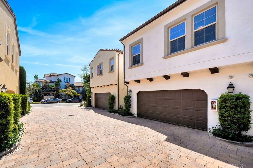 689 E Valencia St, Anaheim, CA 92805