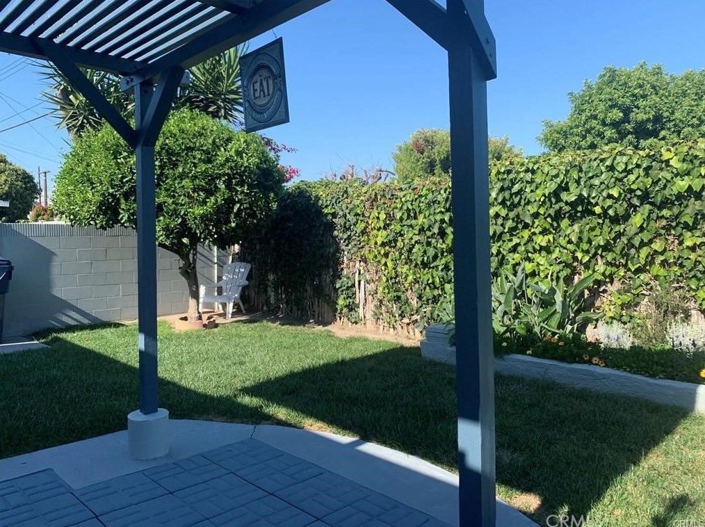 17102 Kampen Ln, Huntington Beach CA  92647-6016 exterior