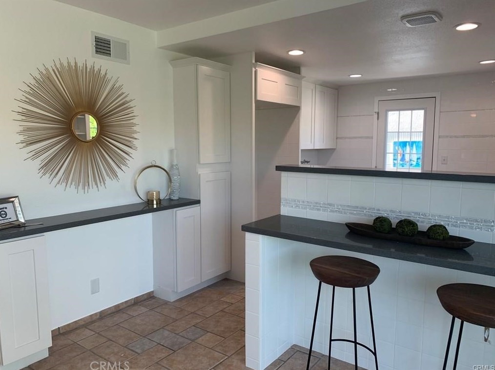 17102 Kampen Ln, Huntington Beach CA  92647-6016 exterior